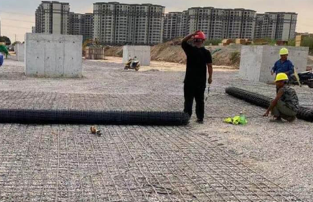 大成镇土工格栅铺设前地基要怎么处理？